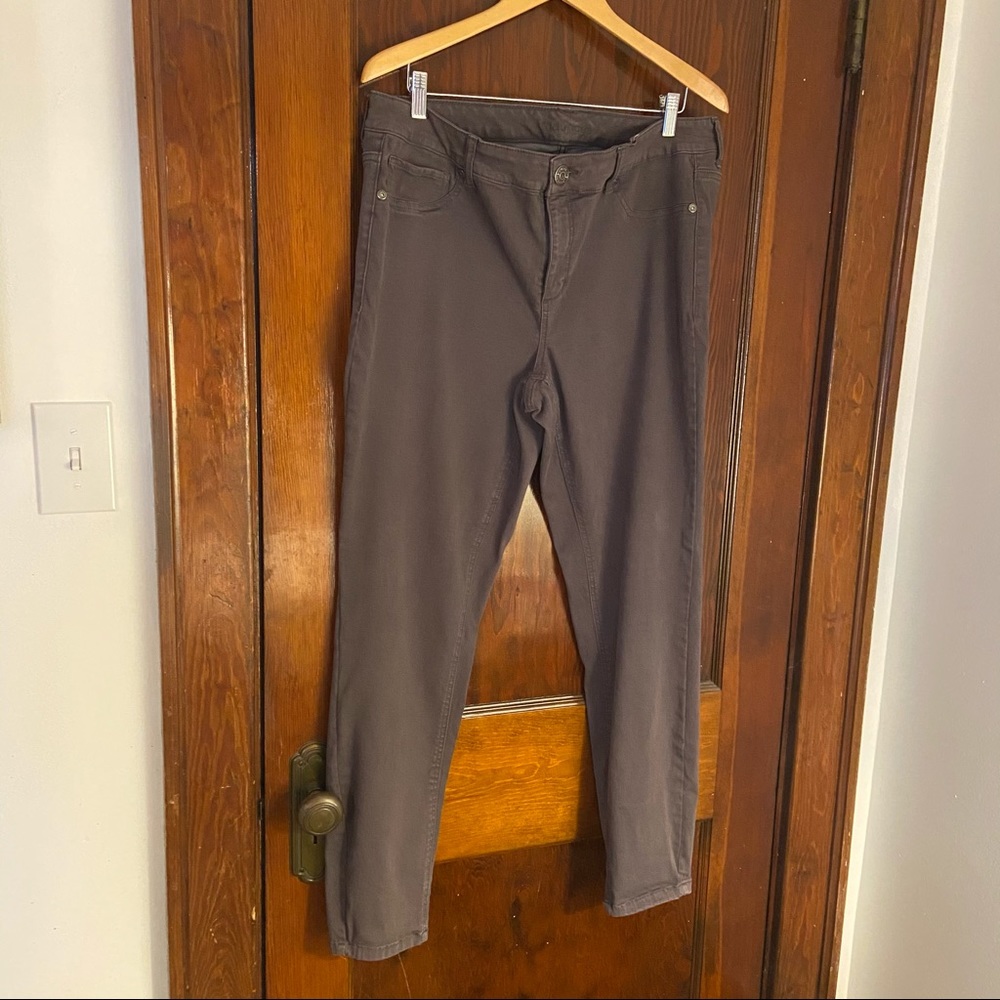 Maurice’s: Grey skinny pants, Size 18 Regular